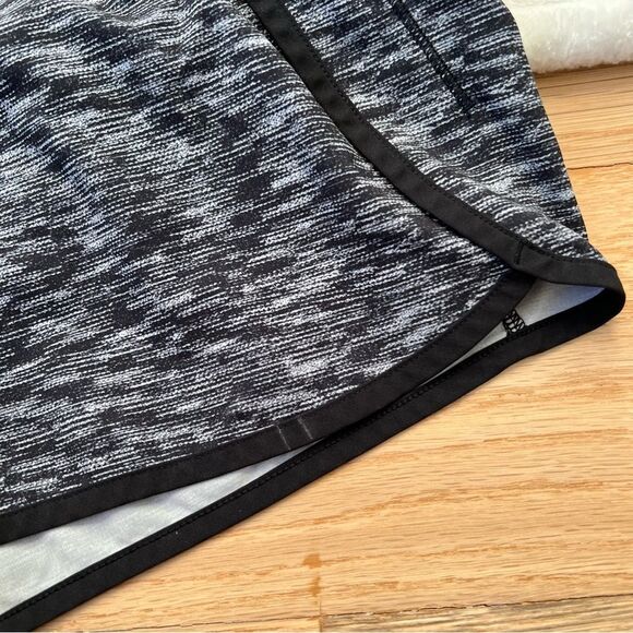 Lululemon Run Times Short 4-way Stretch 4" Dramatic Static White Black size 4 - Picture 3 of 7